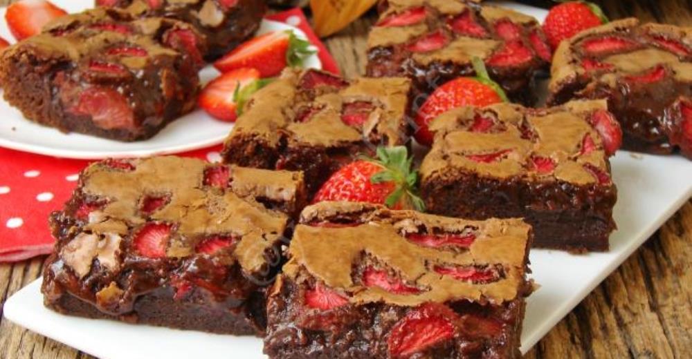 ÇİLEKLİ BROWNİE (Tam Kıvamında, Bol Çikolatalı, Enfes Bir Tatlı)